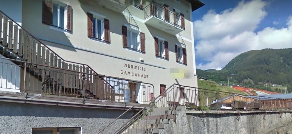 Entra in municipio con un bastone e minaccia gli impiegati